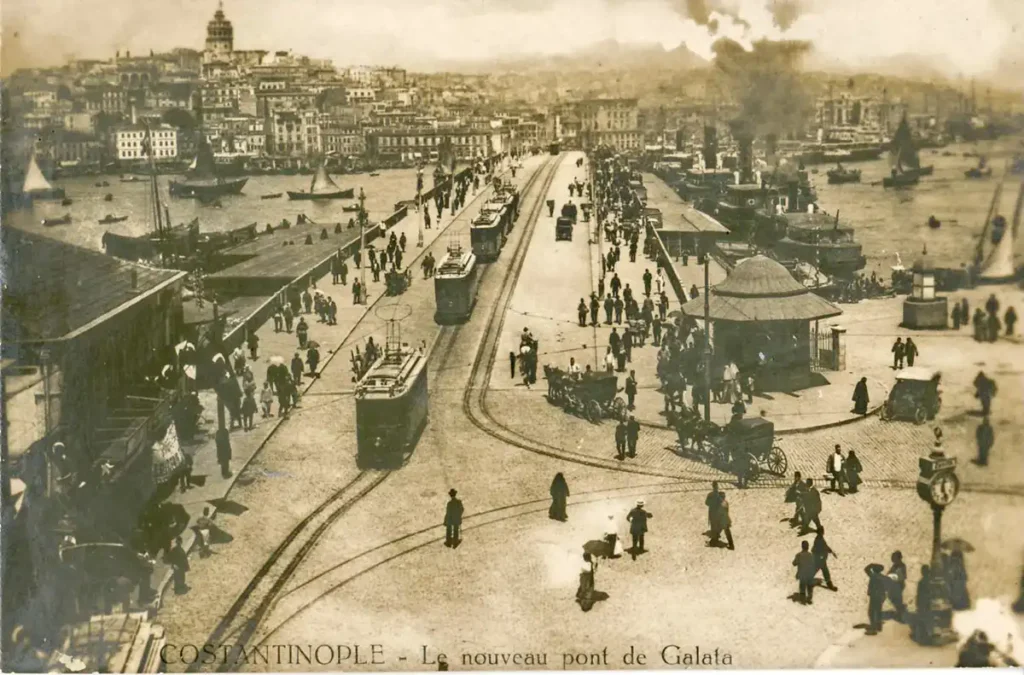İstanbul'da ilk elektrikli tramvay seferi Karaköy 1914 - fotoğraf tarihi 1920