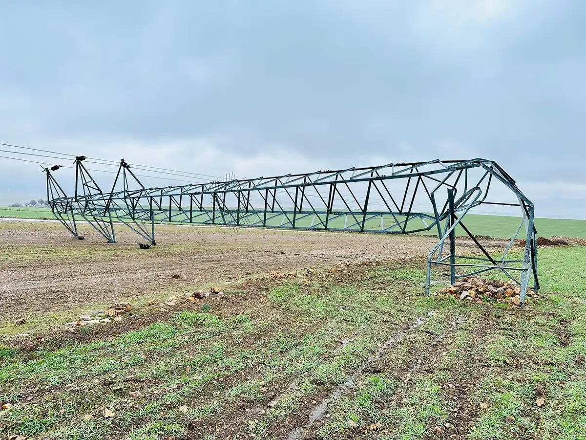 Hırsızlar direkleri devirdi, Dicle Elektrik 5 dakikada enerjiyi geri getirdi